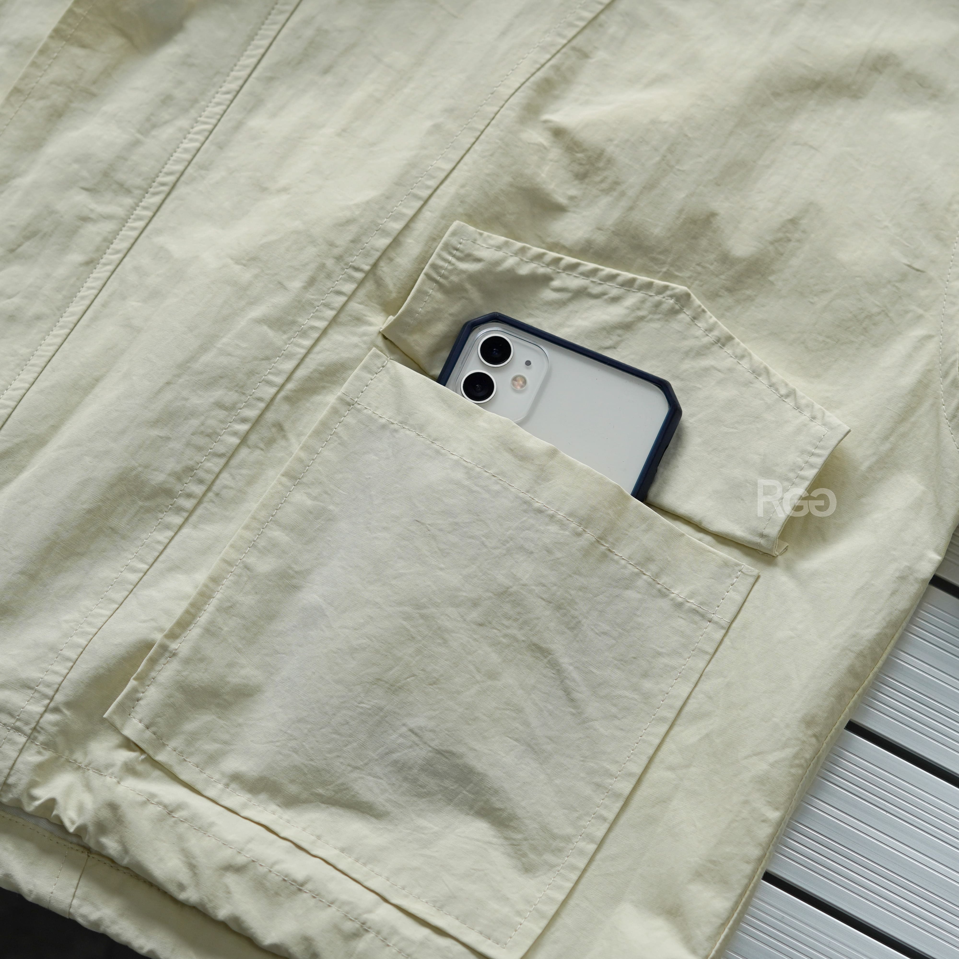 杏色下擺抽繩短版風衣外套口袋細節照