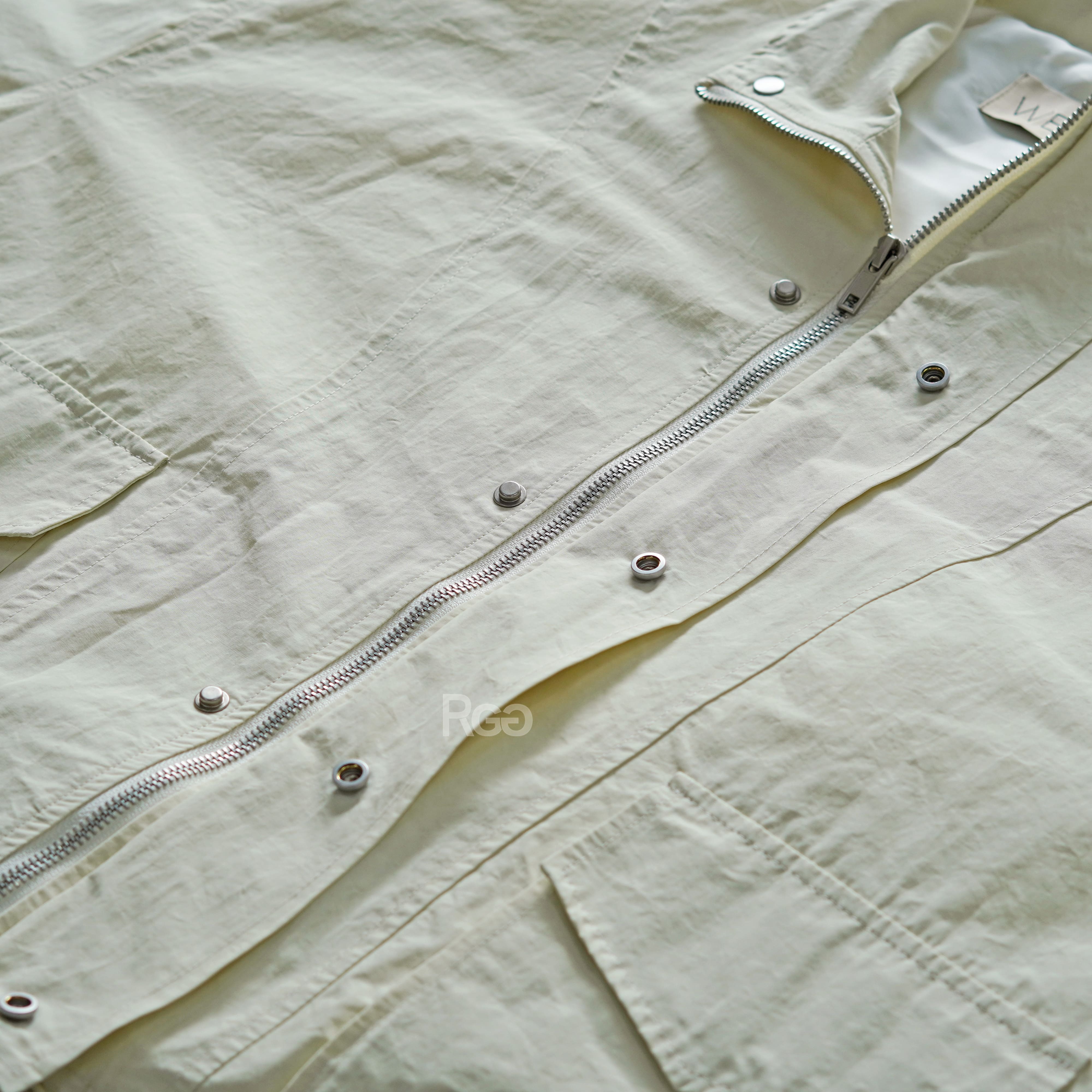 杏色下擺抽繩短版風衣外套鈕釦拉鍊細節照