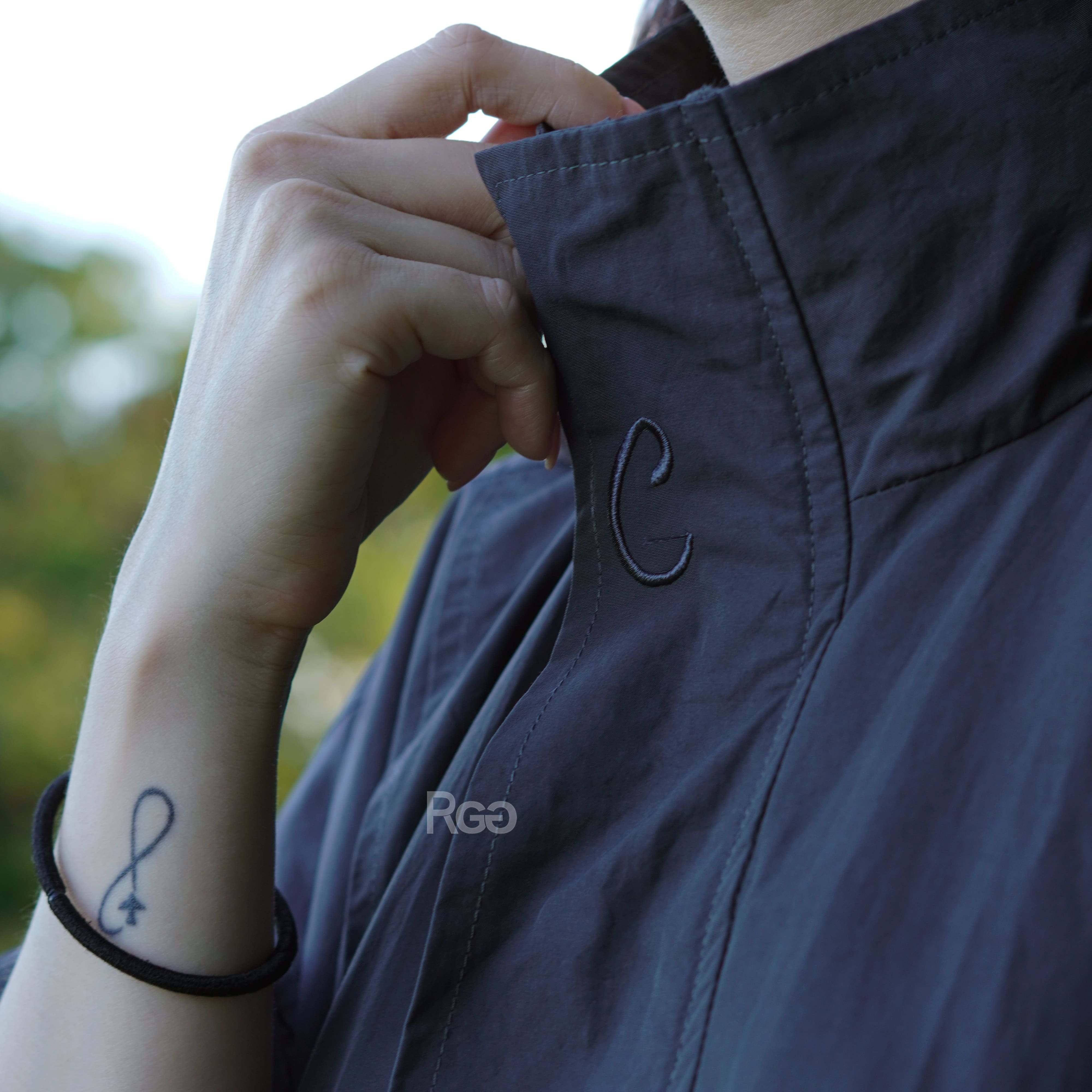 女模穿著深灰下擺抽繩短版風衣外套領口細節照