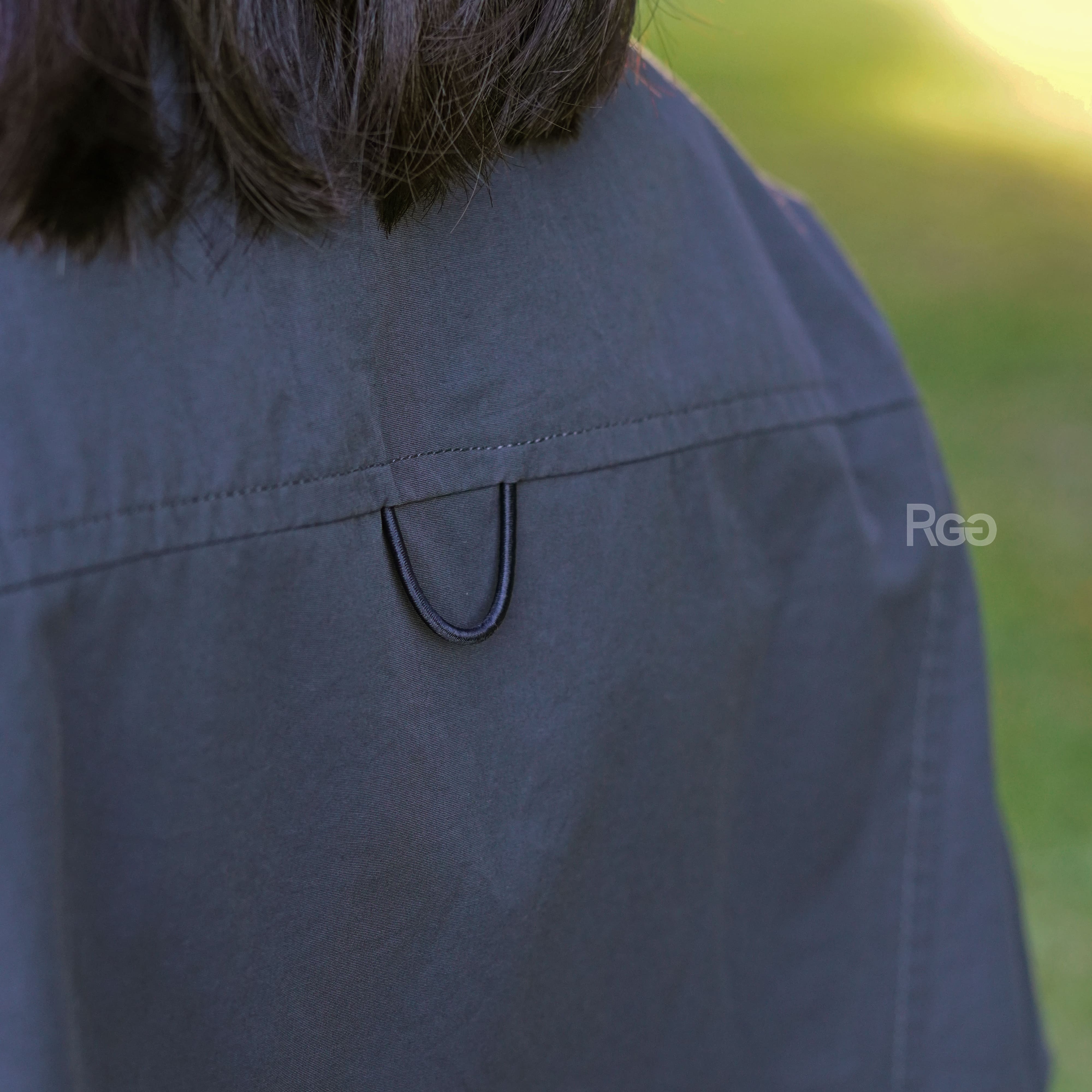 女模穿著深灰下擺抽繩短版風衣外套背面細節照