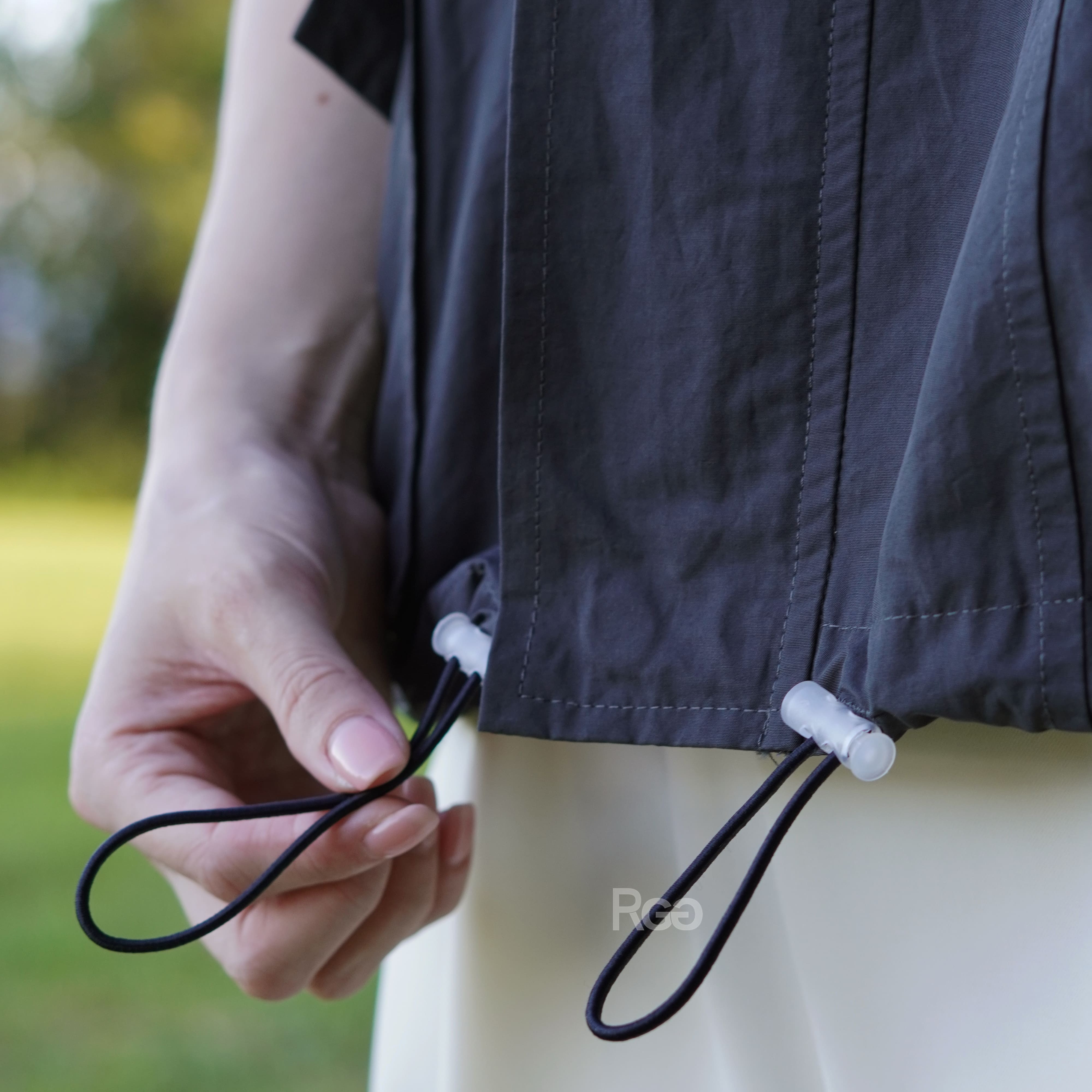 女模穿著深灰下擺抽繩短版風衣外套下擺細節照