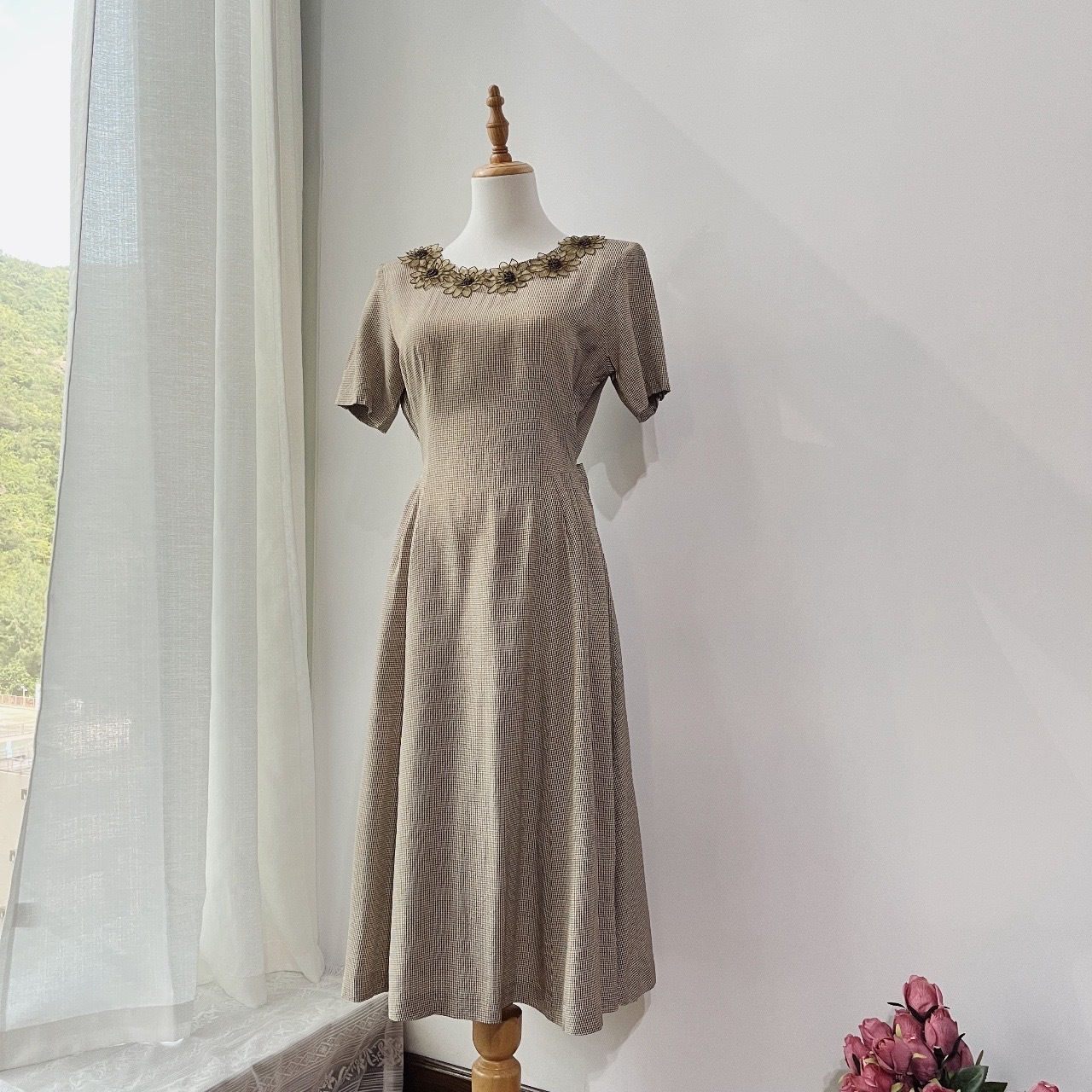 日本製淺啡細格紋配立體大花領連身裙