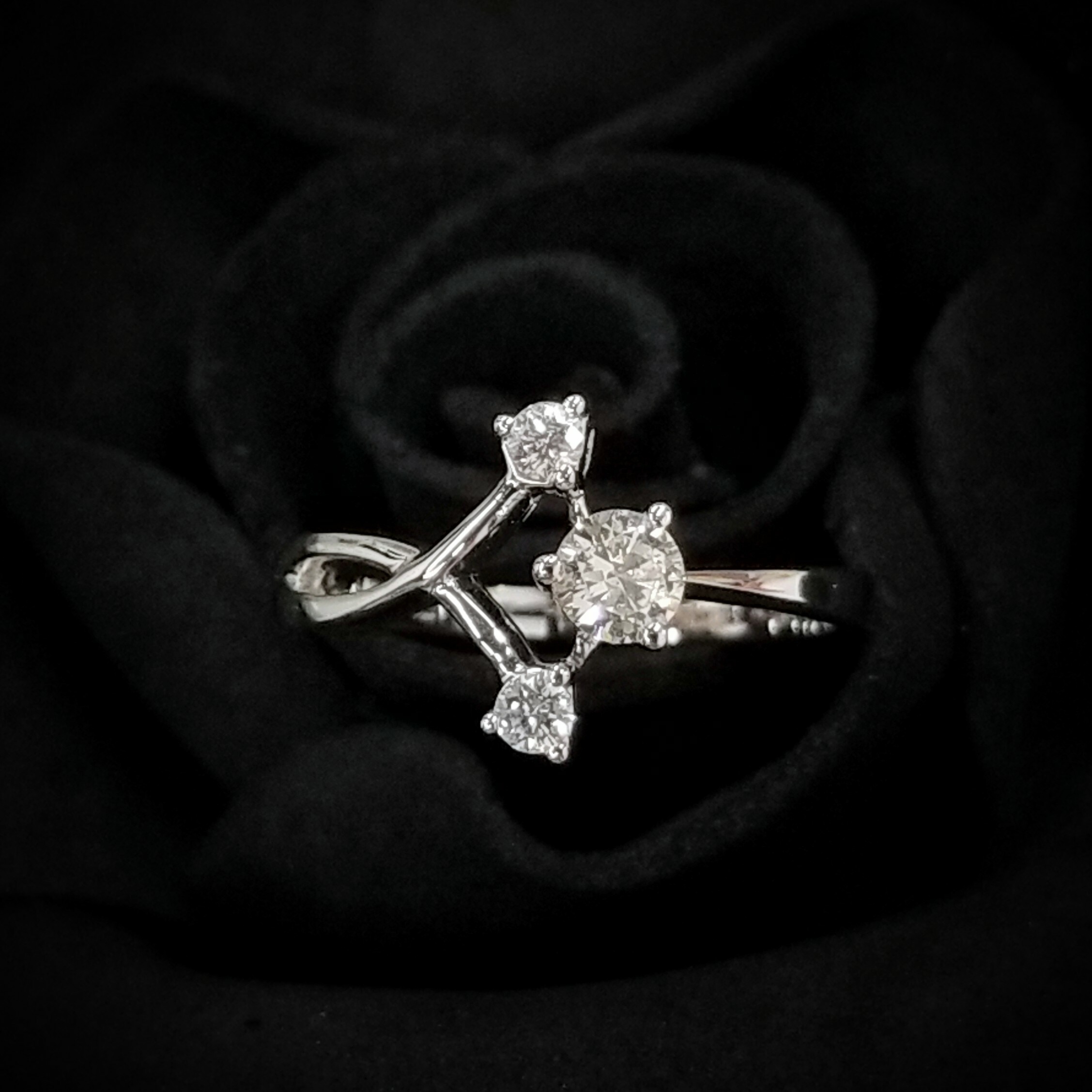 全新18K白金【主石20份鑽石】配小鑽共28份鑽石戒指