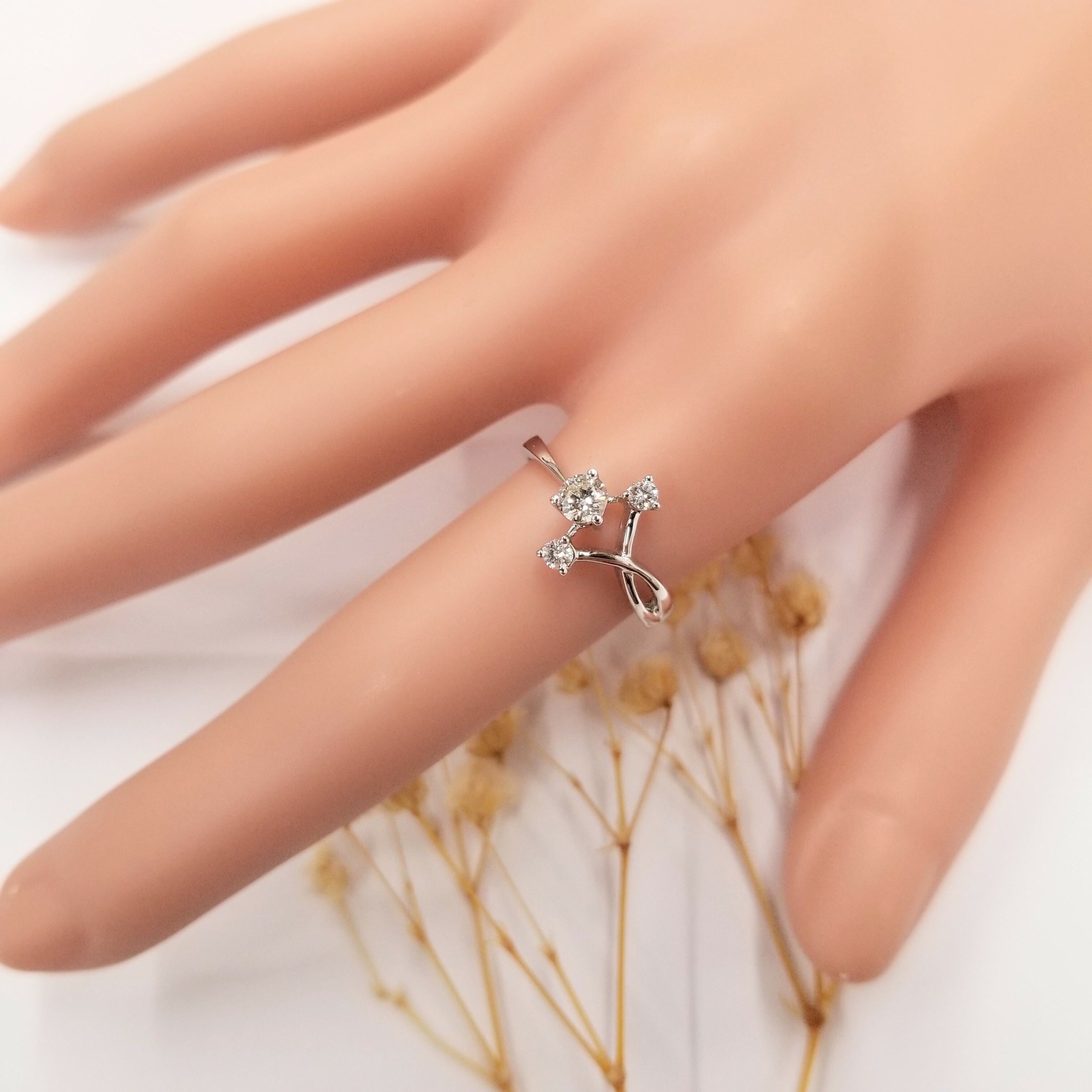 全新18K白金【主石20份鑽石】配小鑽共28份鑽石戒指