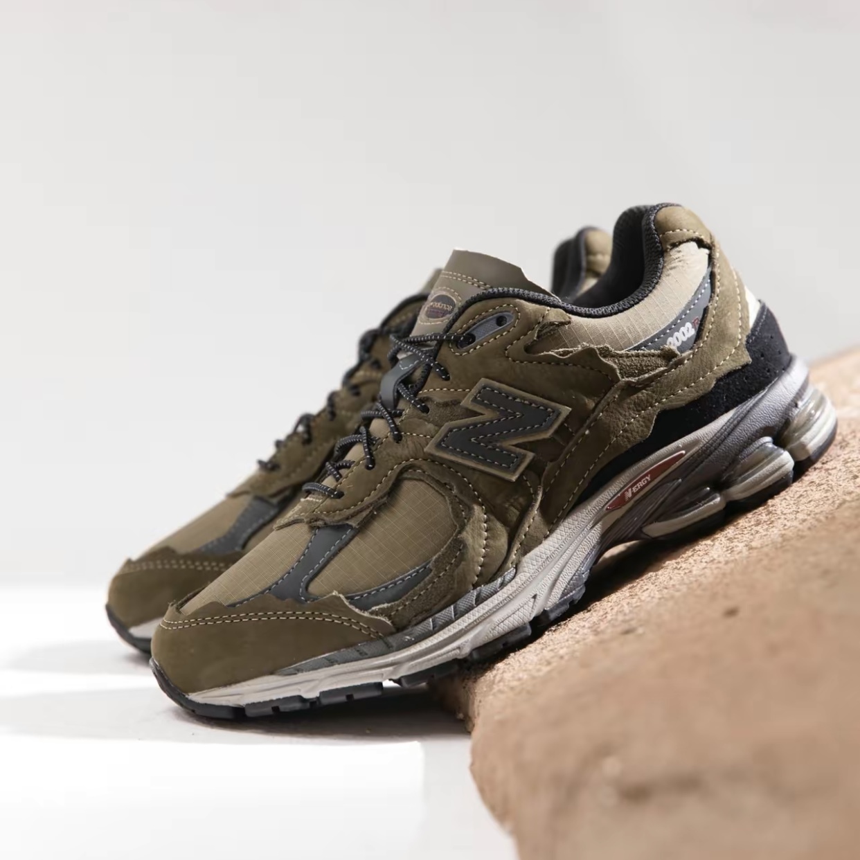 【現貨】New Balance NB 2002R 工裝 麂皮 拼接 破碎 鞋扣 深墨綠 M2002RDN