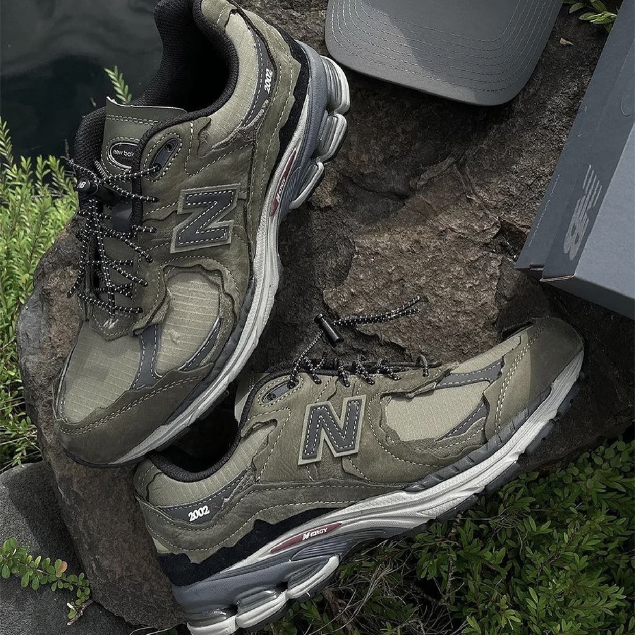 【現貨】New Balance NB 2002R 工裝 麂皮 拼接 破碎 鞋扣 深墨綠 M2002RDN