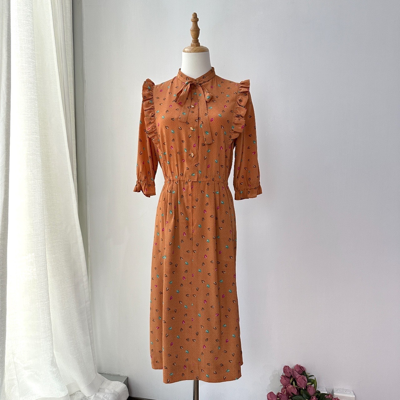 珊瑚橙配彩色羽毛圖案連身裙