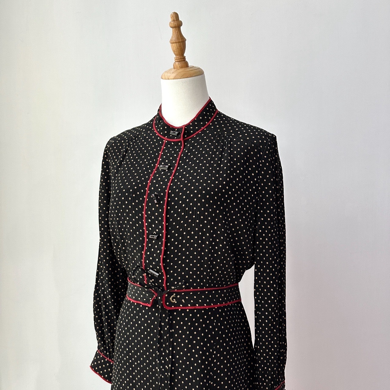 黑底杏色波點皺皺紋理連身裙