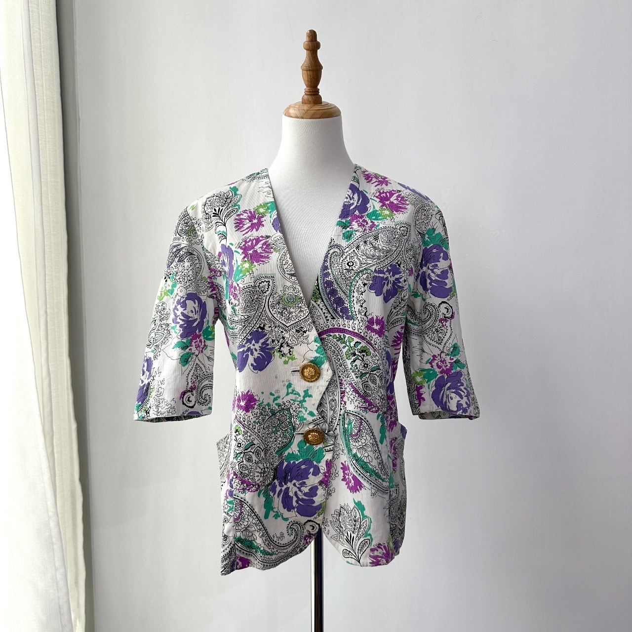日本製白底紫花配大金幣鈕扣外套