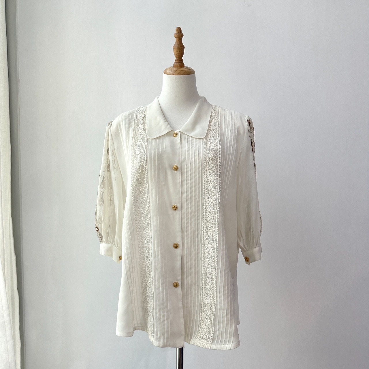 柔和奶油白色配刺繡手袖上衣