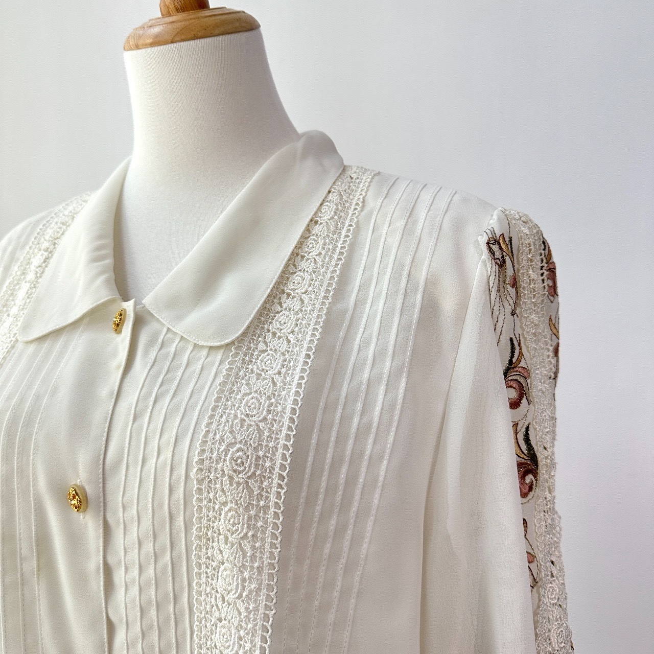 柔和奶油白色配刺繡手袖上衣