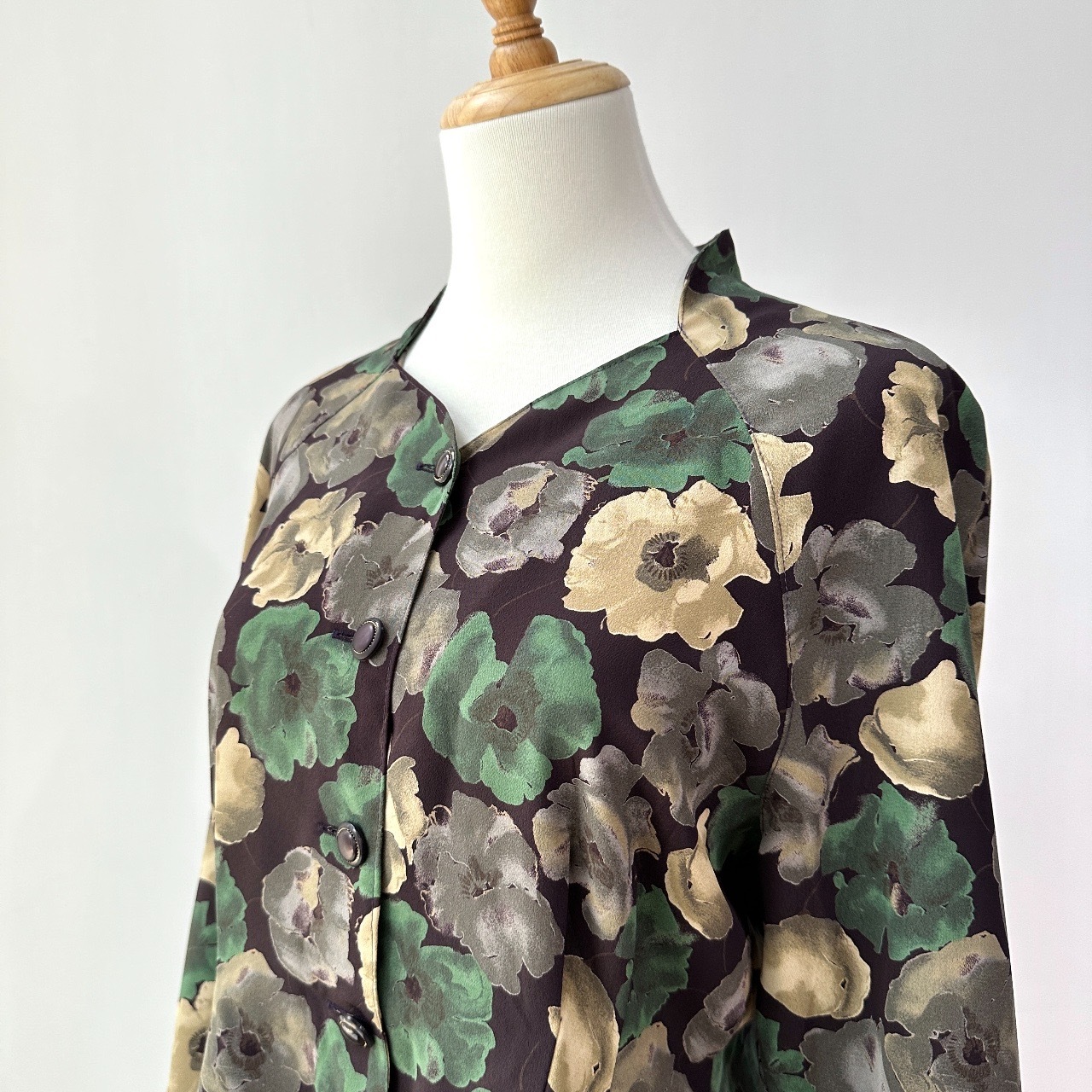 日本製墨紫色配綠花心形領上衣