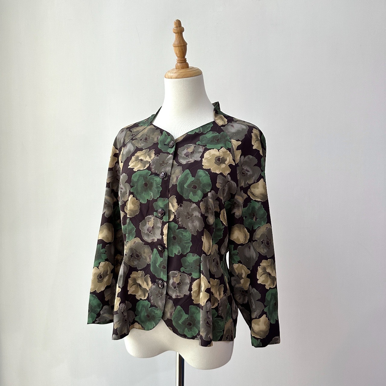 日本製墨紫色配綠花心形領上衣