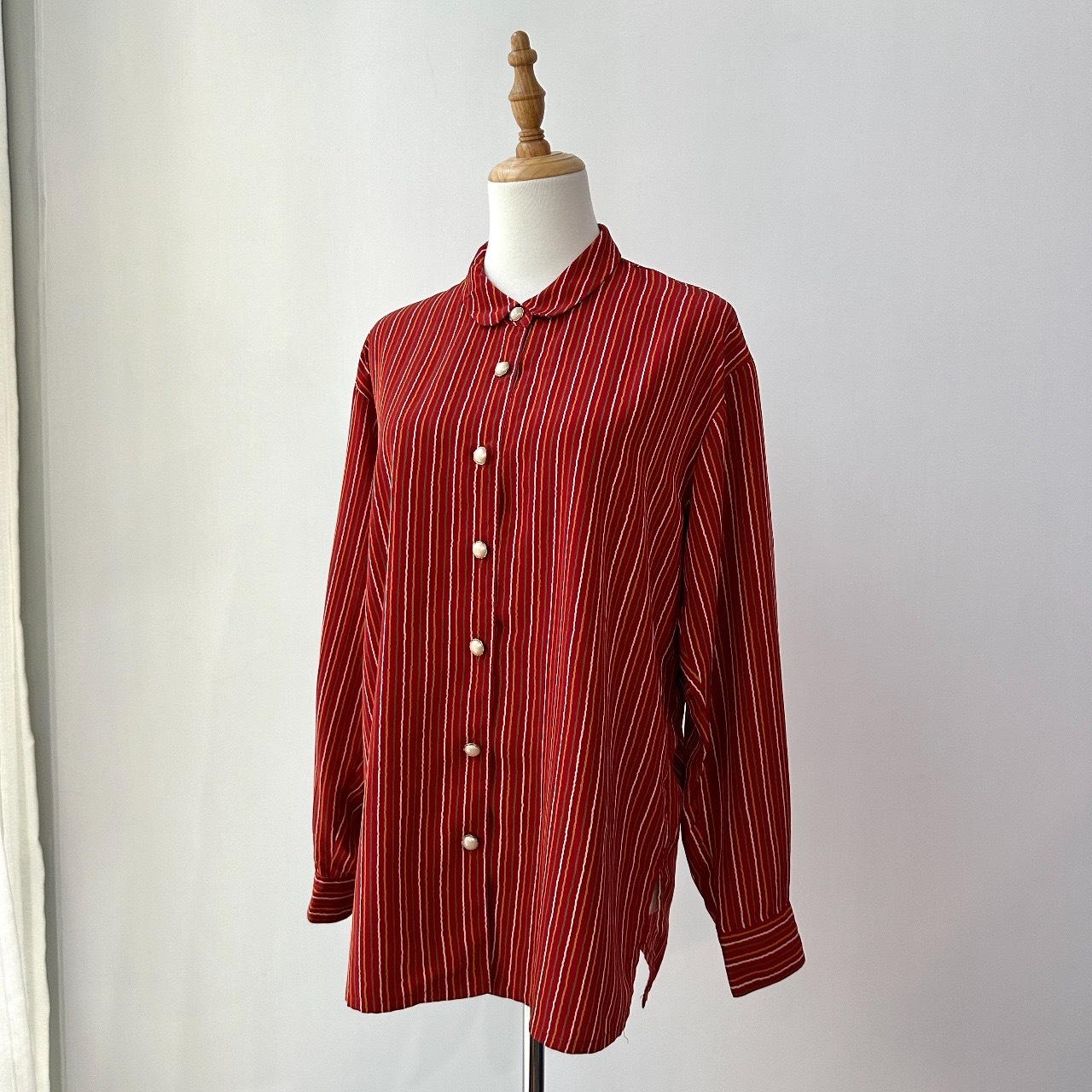 暗紅彩帶配珍珠大鈕扣長袖上衣