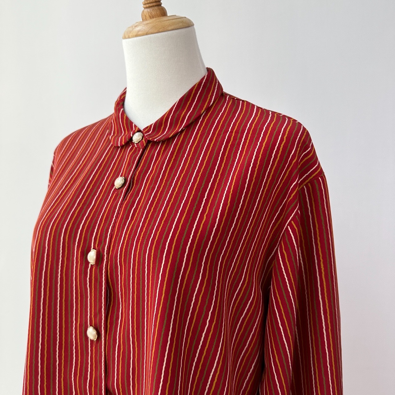 暗紅彩帶配珍珠大鈕扣長袖上衣