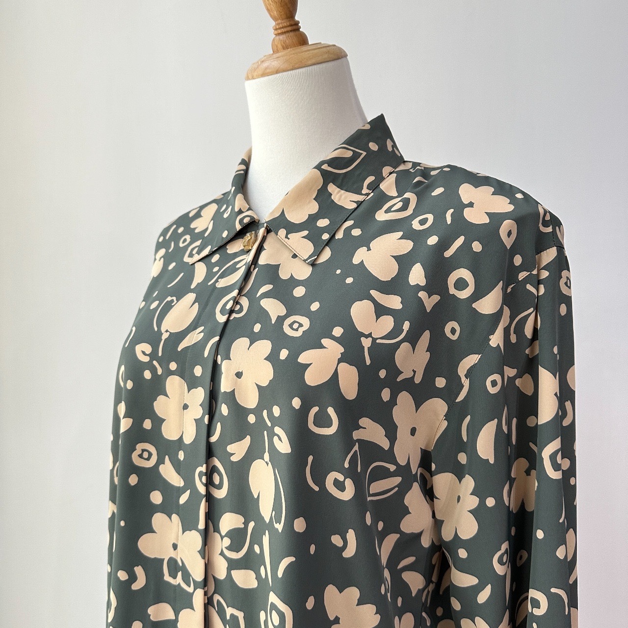 暗蔥綠色童趣感圖畫長袖上衣