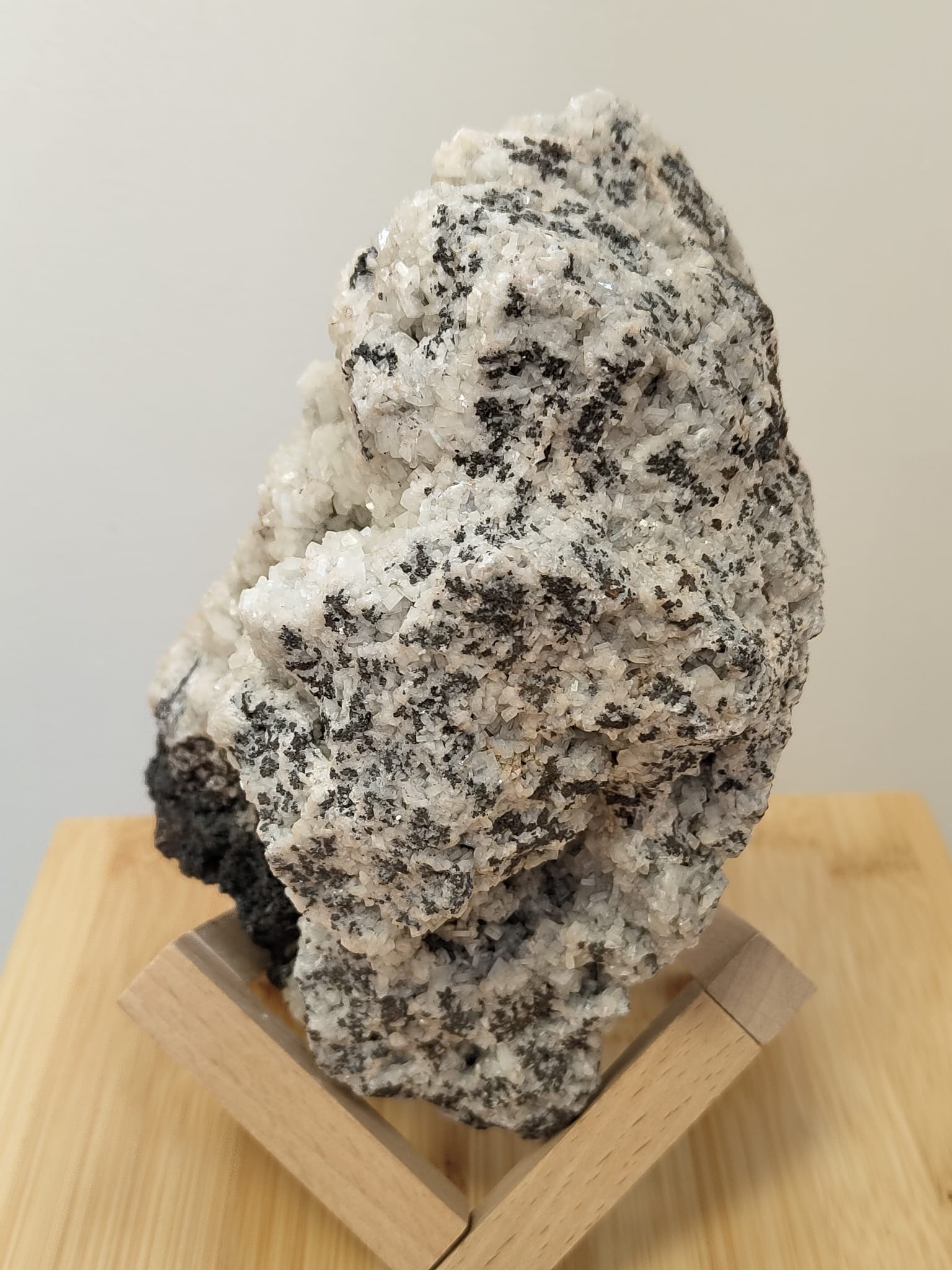 鎳萊 (力泥) 天然水晶共生「小雪山」直立式擺件