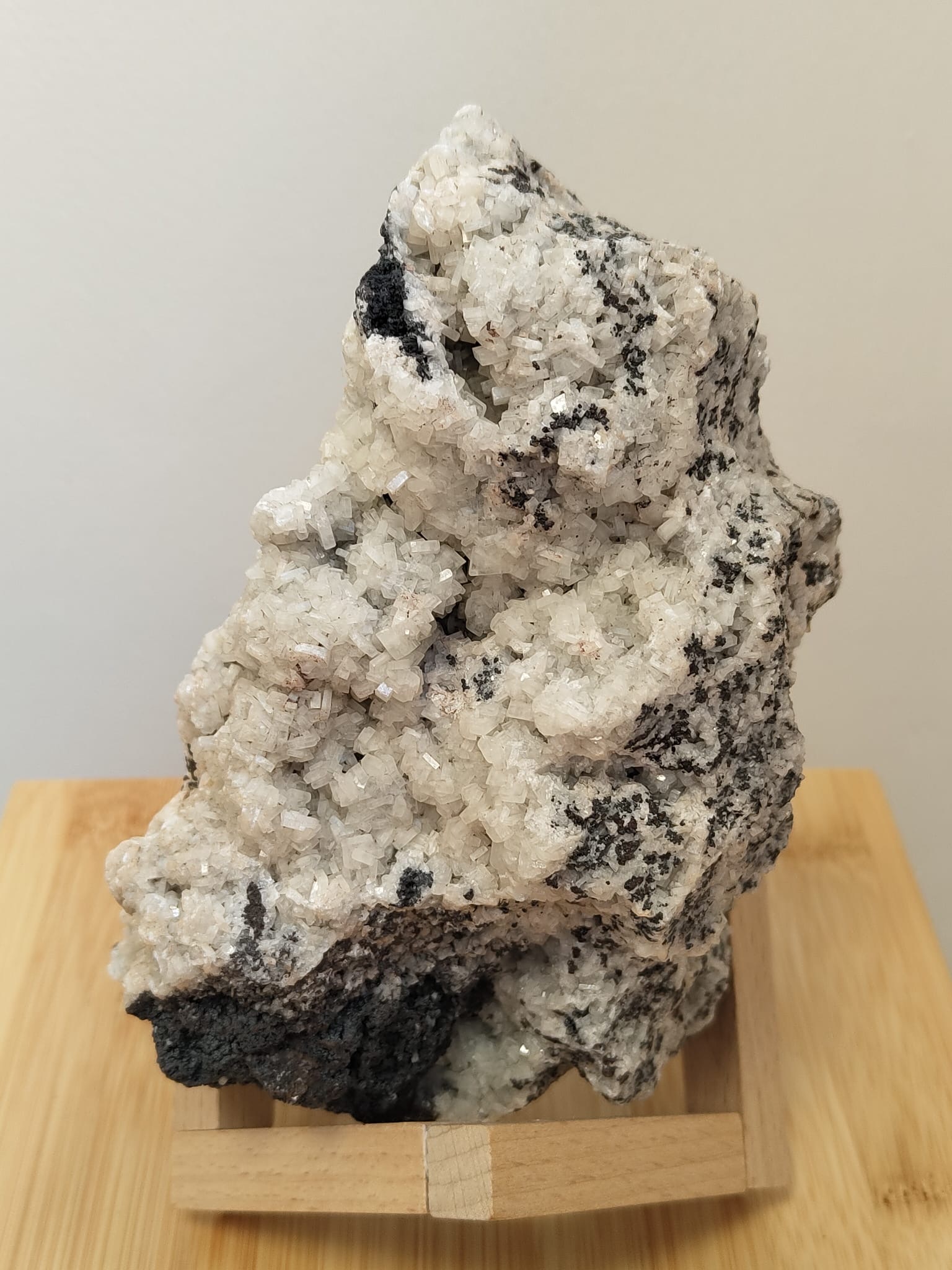 鎳萊 (力泥) 天然水晶共生「小雪山」直立式擺件