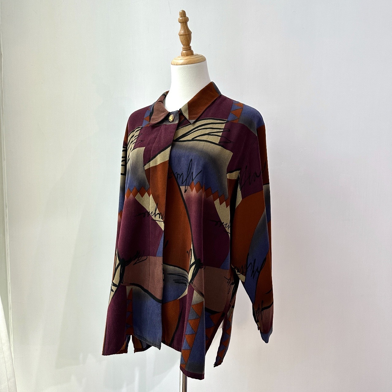 神秘感暗色抽象圖案上衣