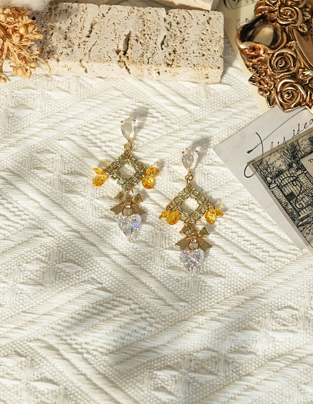 by mii✧蕾絲窗花施華洛世奇寶石耳飾✦黃