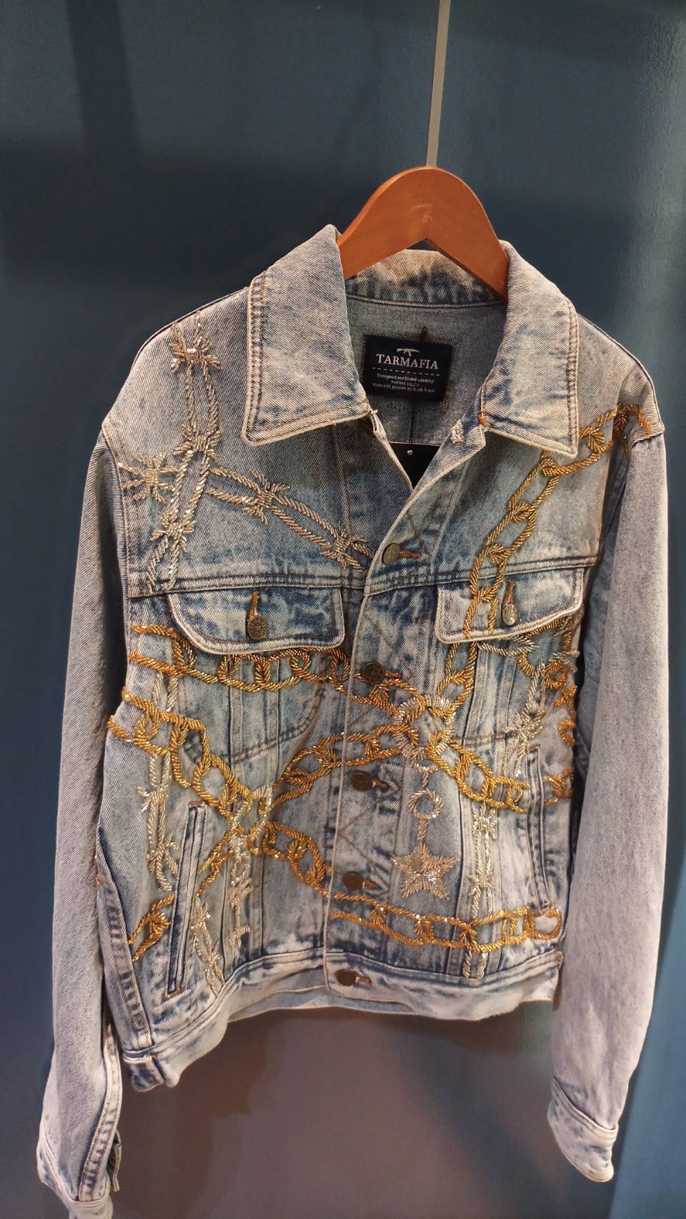 TARMAFIA 刺繡釘珠鏈條浅色牛仔外套 -M