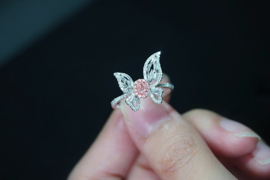 60分蝴蝶粉鑽戒指