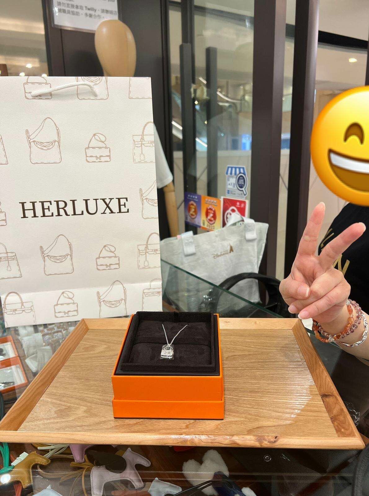 爽快靚靚線上咨詢後到店買咗鑽石頸鏈💎 同銀包🎉 靚靚大讚HERLUXE服務好👍🏻 有現貨可睇❤️ 還提供咗好多寶貴嘅意見俾我哋🥰  能幫客人買到心儀貨品🤗 我哋都好開心💕 多謝你嘅支持與信任💪🫶