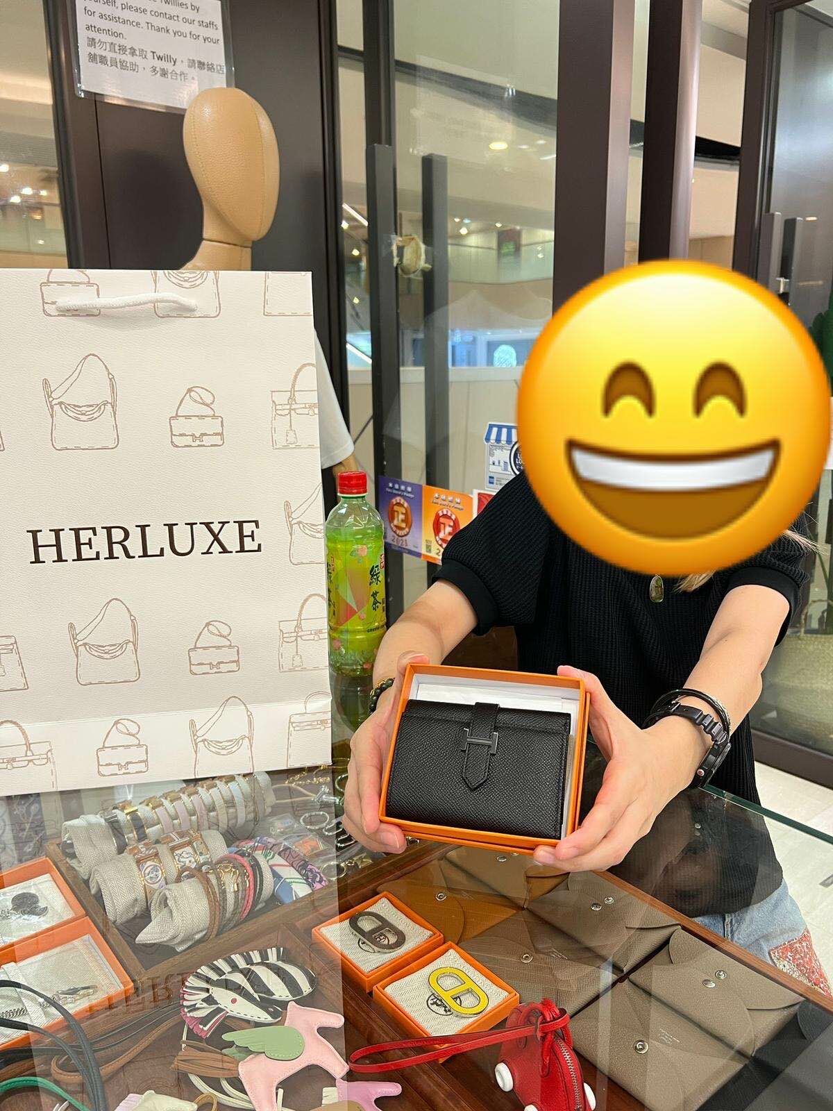 爽快靚靚線上咨詢後到店買咗鑽石頸鏈💎 同銀包🎉 靚靚大讚HERLUXE服務好👍🏻 有現貨可睇❤️ 還提供咗好多寶貴嘅意見俾我哋🥰  能幫客人買到心儀貨品🤗 我哋都好開心💕 多謝你嘅支持與信任💪🫶