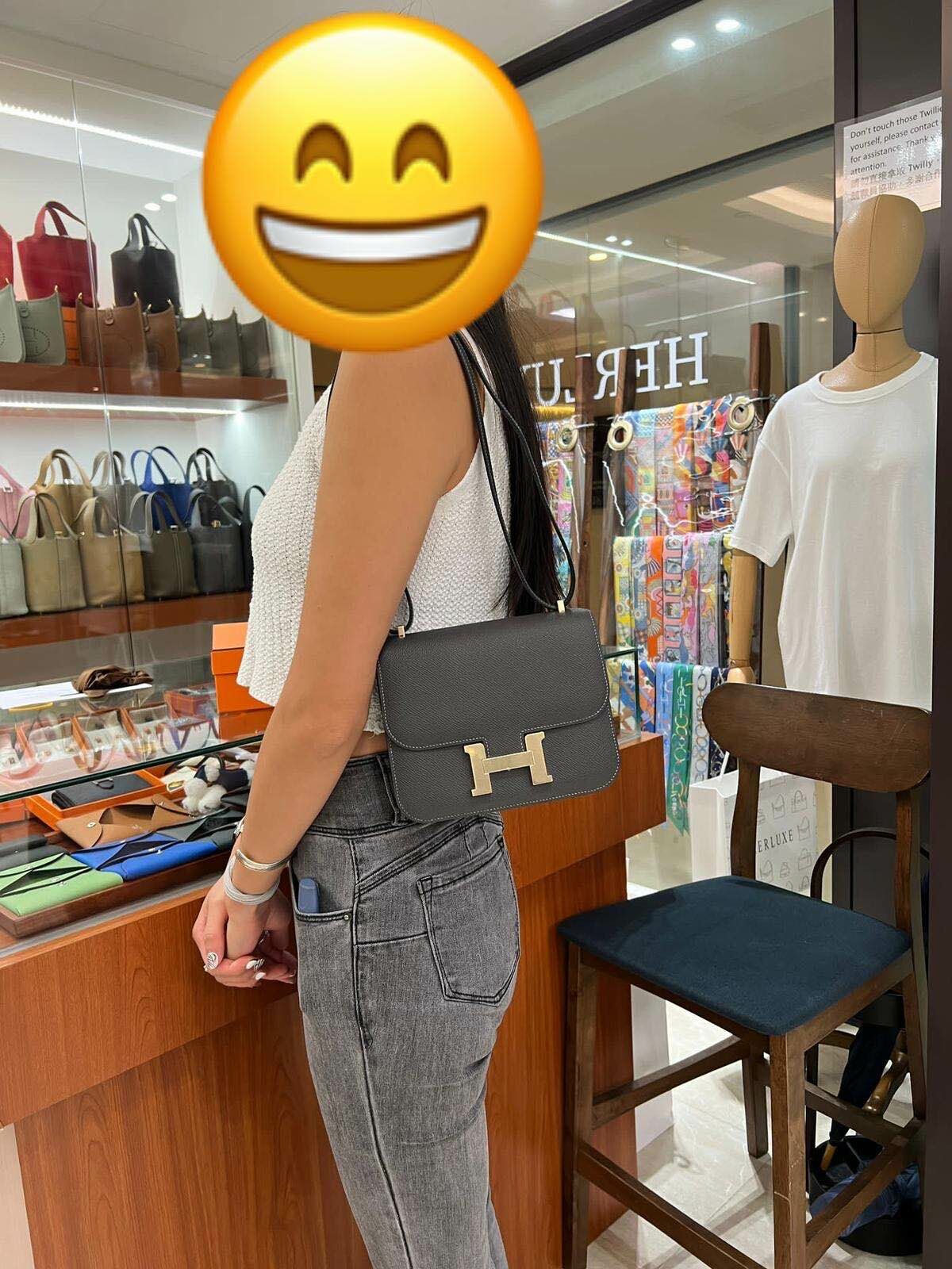 HERLUXE 為你見證傳達愛意🥰💞 深感榮幸和使命感📸🎉 愛妻號先生網上落單constance mini石墨灰🎉 係送俾太太嘅禮物🎁 先生讚HERLUXE口碑同信譽好🏆 服務貼心❤ 預訂方便👍 購物體驗超nice🤗 先生眼光不錯☺️ 靚靚上身超有氣質👩‍🦰 多謝你哋嘅支持與100%信任💪🫶