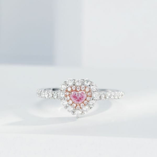 浪漫的心形粉鑽戒指
