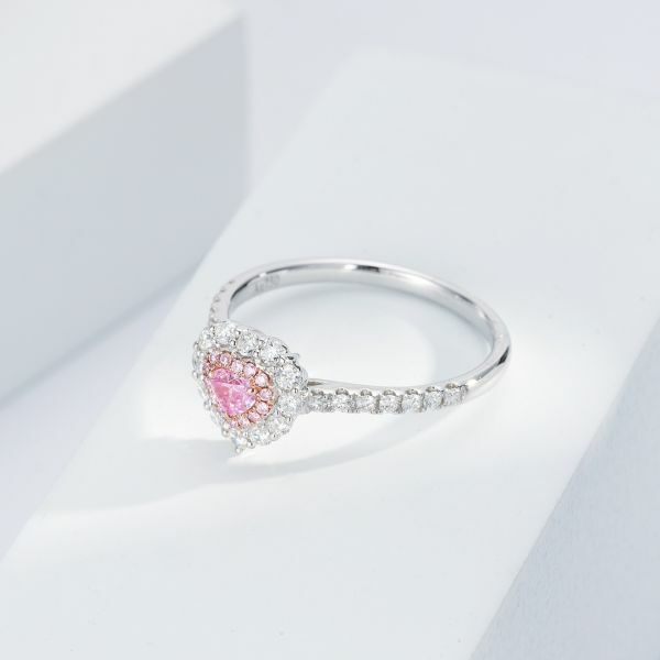 浪漫的心形粉鑽戒指