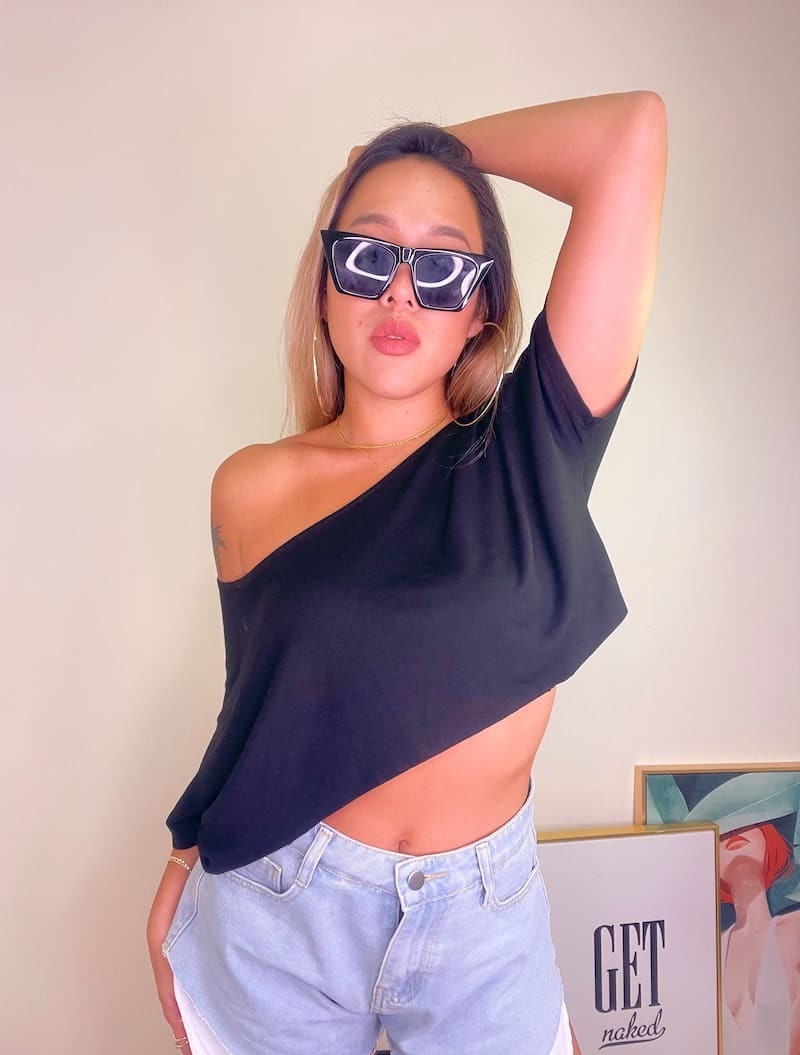 黑色大領口斜肩短T