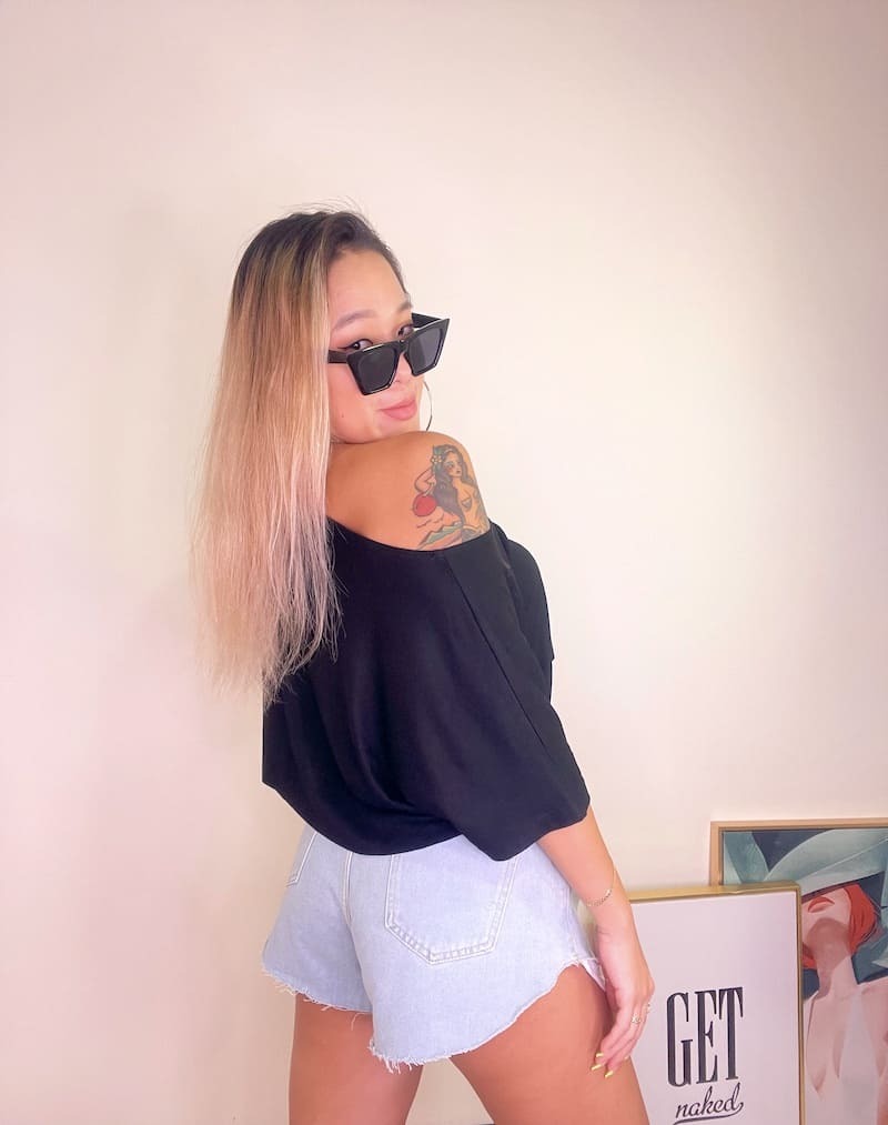 黑色大領口斜肩短T