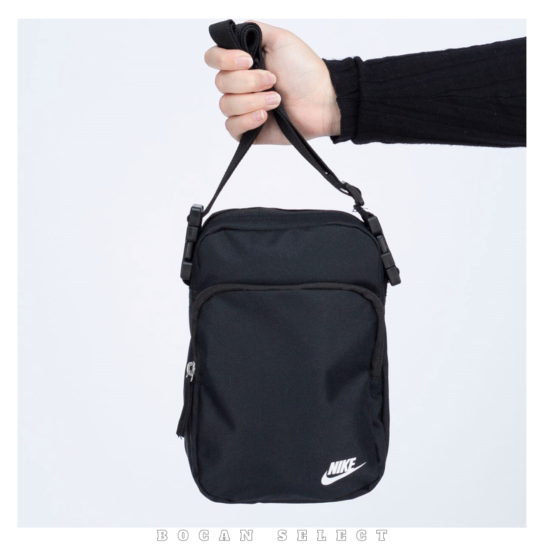 Nike 小肩包 斜背包 小方包 收納（DB0456-010）