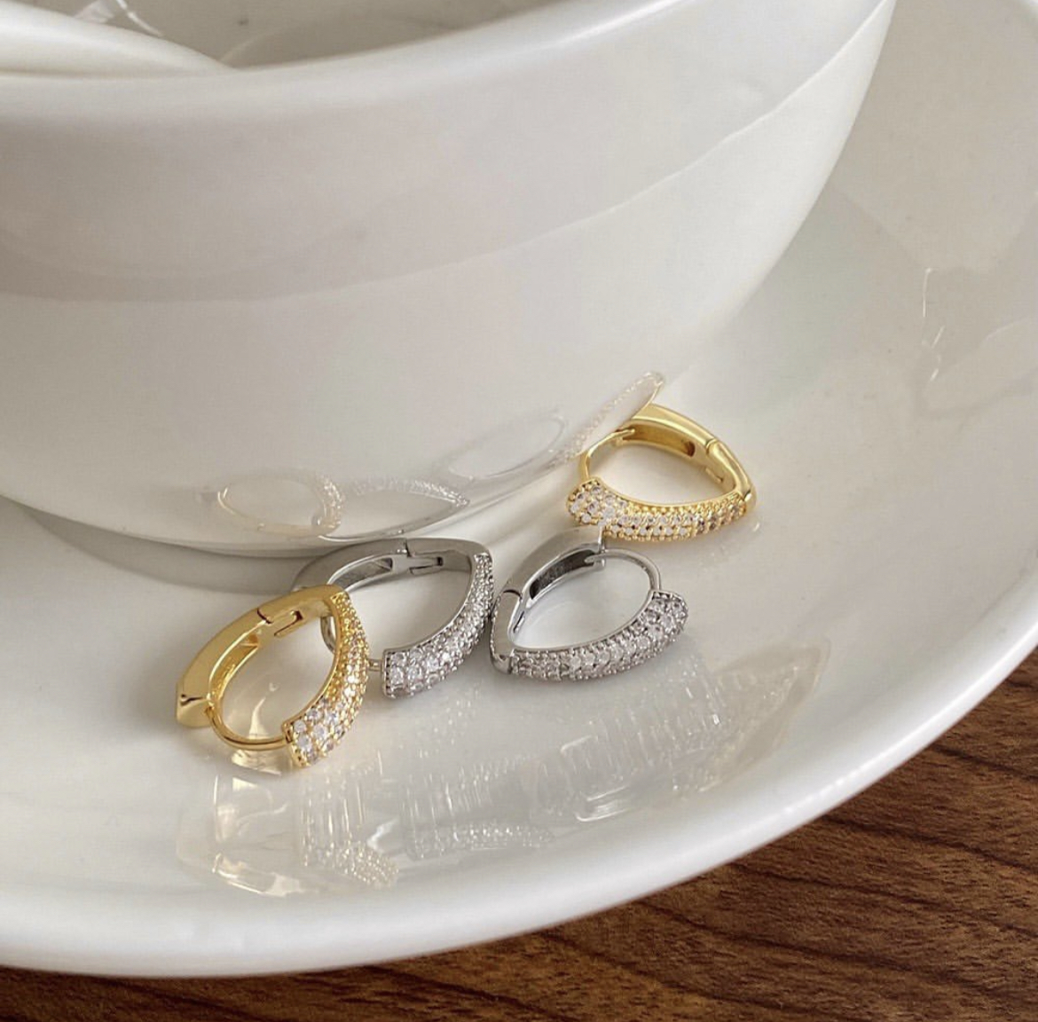 水鑽鏤空側桃心 耳扣釘