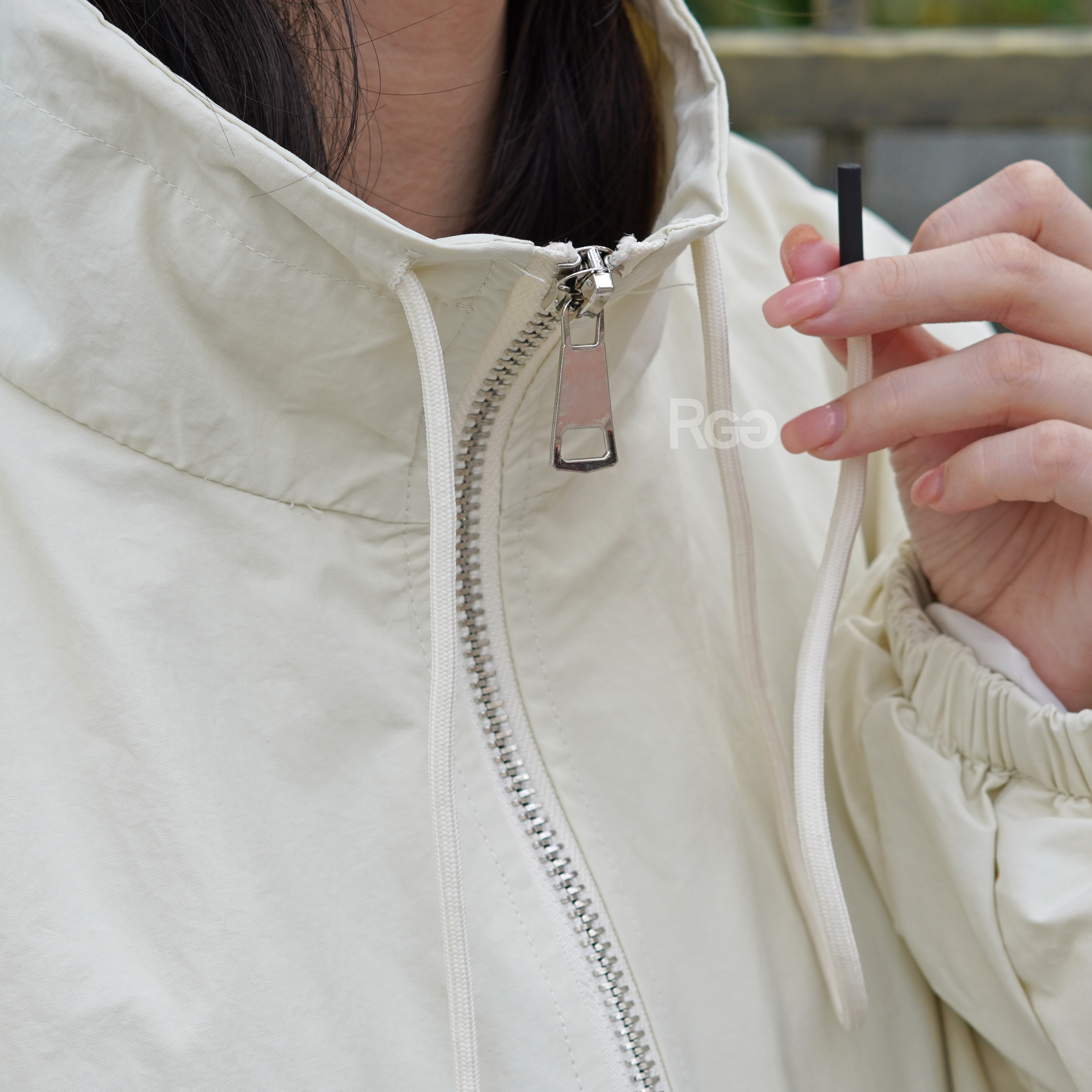 女模穿著寬版風衣拉鍊外套米色領子細節照