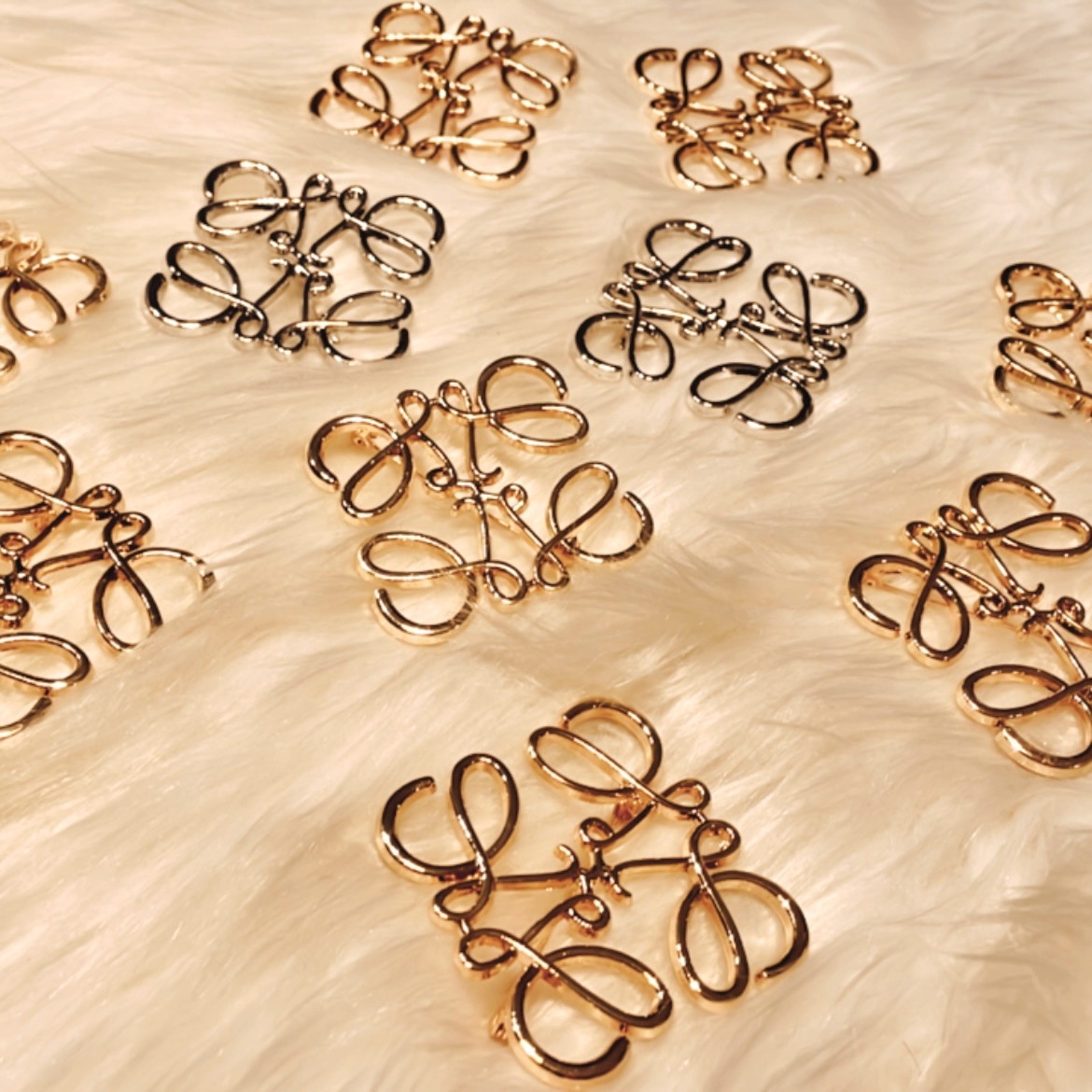 LOEWE 經典花紋翻玩胸針