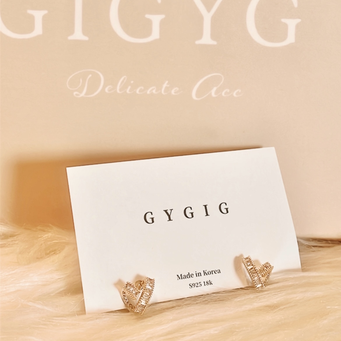 低奢金鑽 鏤空小桃心耳釘