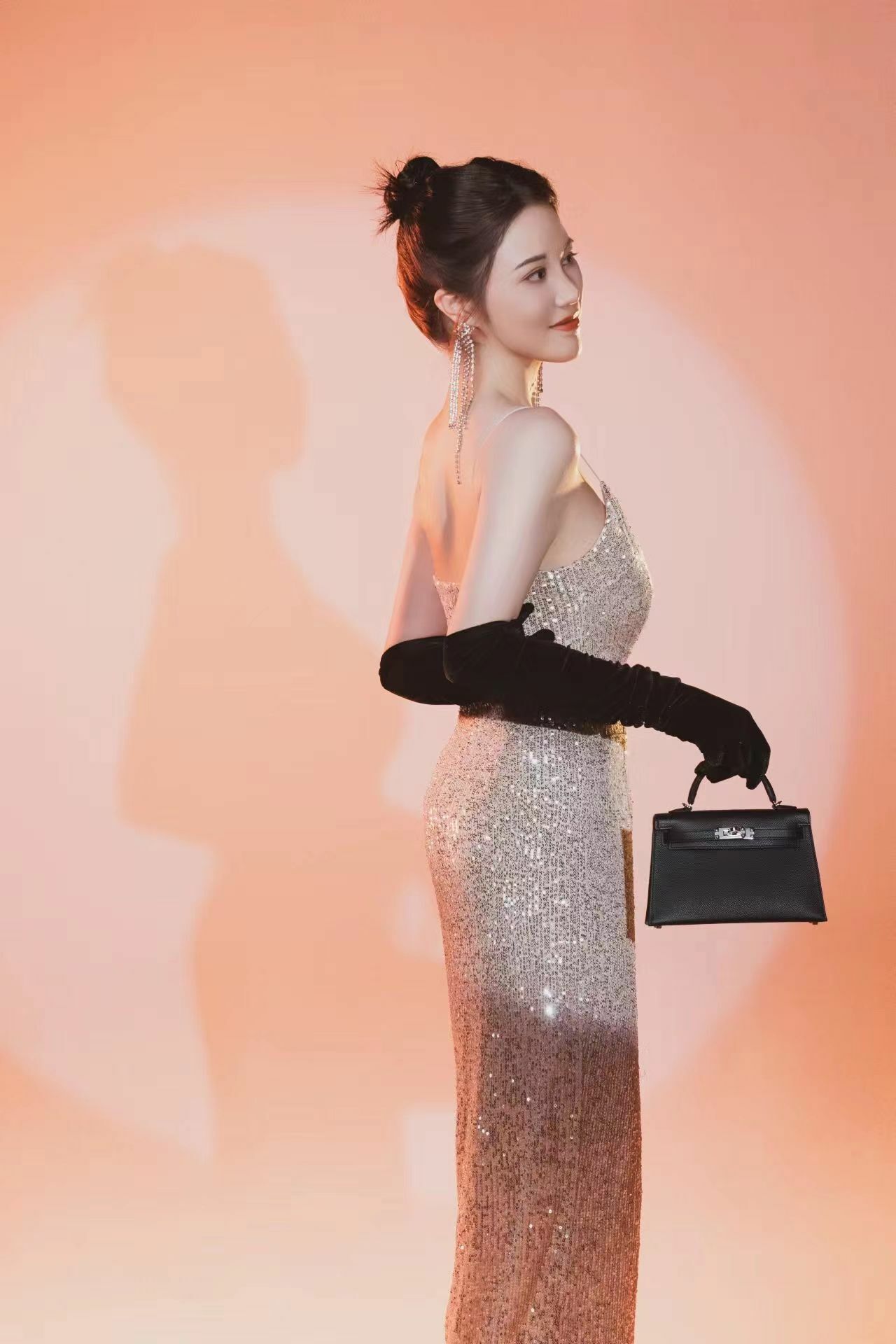 【 OOTD | 晚宴look🎇 】 盈迦老闆 赴宴新look👀 身穿亮片吊帶長裙 手拎mini Kelly II 黑銀 高級又出圈💫 一眼淪陷的氣質包😍 實在太適合宴會/派對場合🥂
