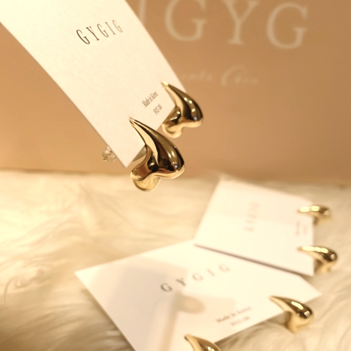 立體金桃心 倒弧形側空耳釘