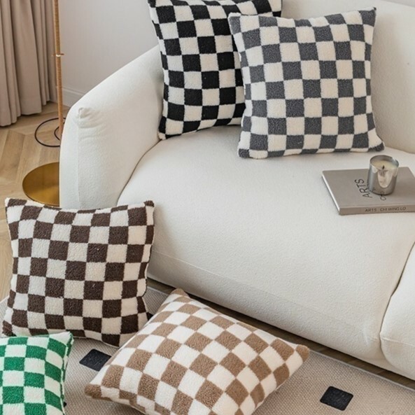 《3131》棋格盤格子羊羔毛絨抱枕