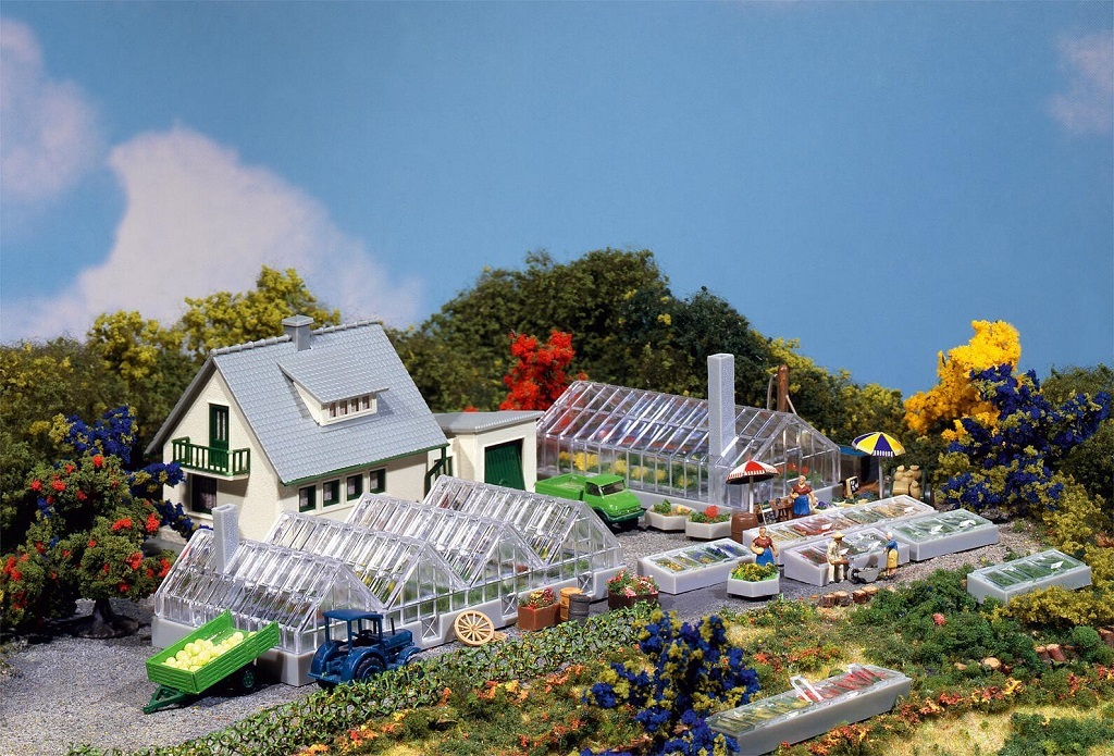 Faller 232543 N scale Gardener center, kit.
