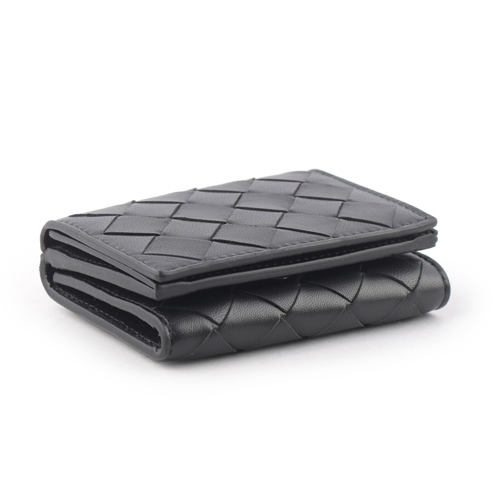 【BOTTEGA VENETA】經典小羊皮及小牛皮編織迷你雙釦三折短夾(黑色) 609285 VCPP2 8803