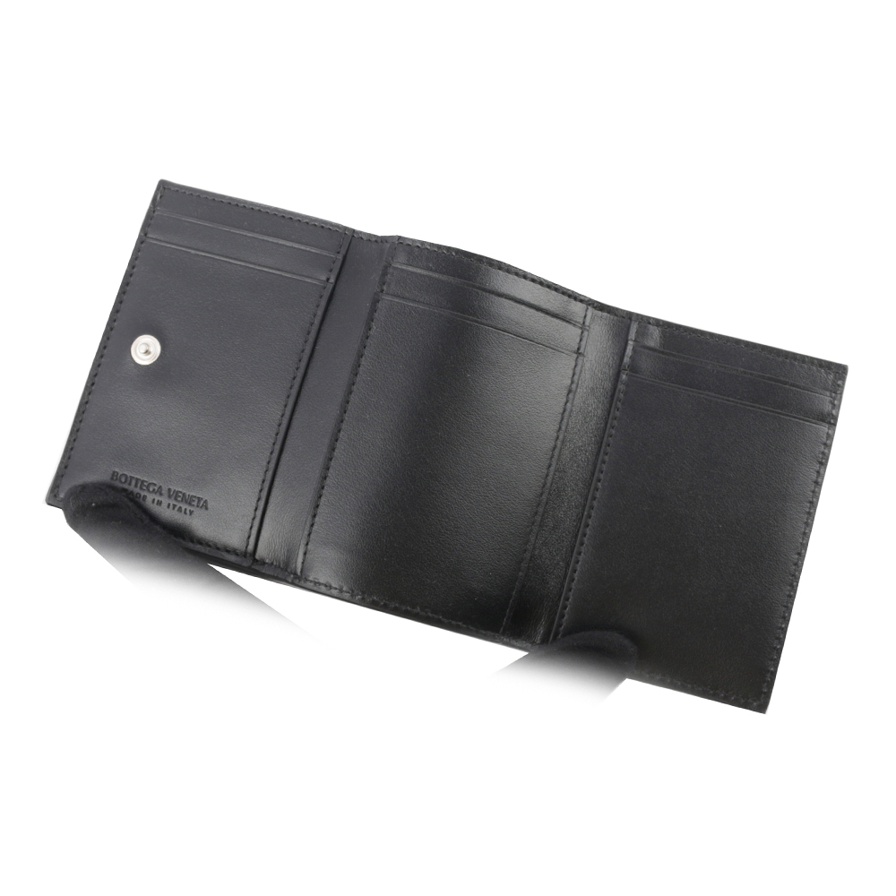 【BOTTEGA VENETA】經典小羊皮及小牛皮編織迷你雙釦三折短夾(黑色) 609285 VCPP2 8803