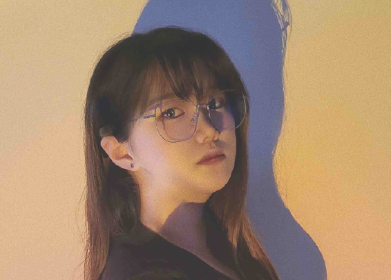 上班族使用藍牙眼鏡