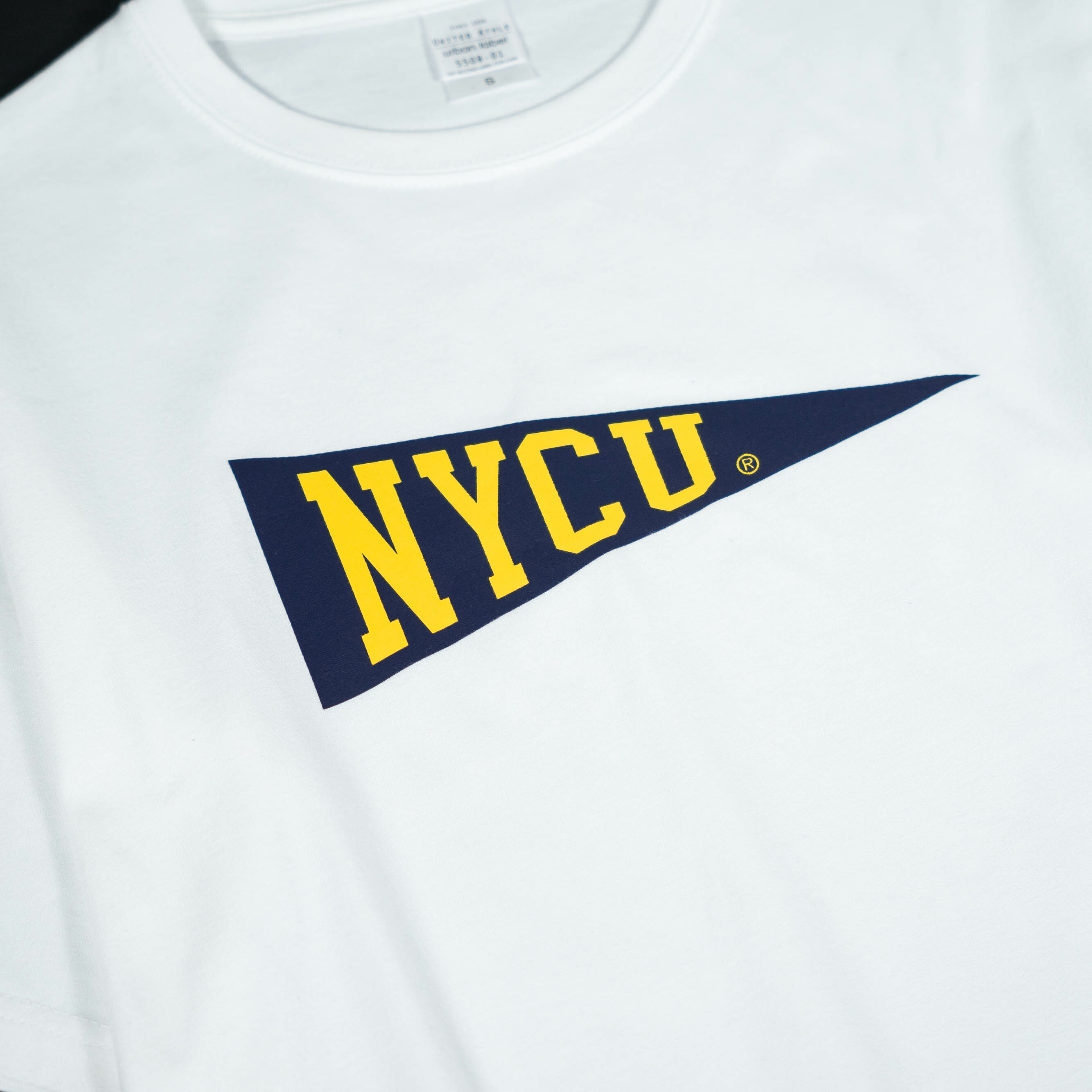 陽明交通大學 NYCU 落肩寬版 經典三角旗 T-SHIRT (白色/黑色)