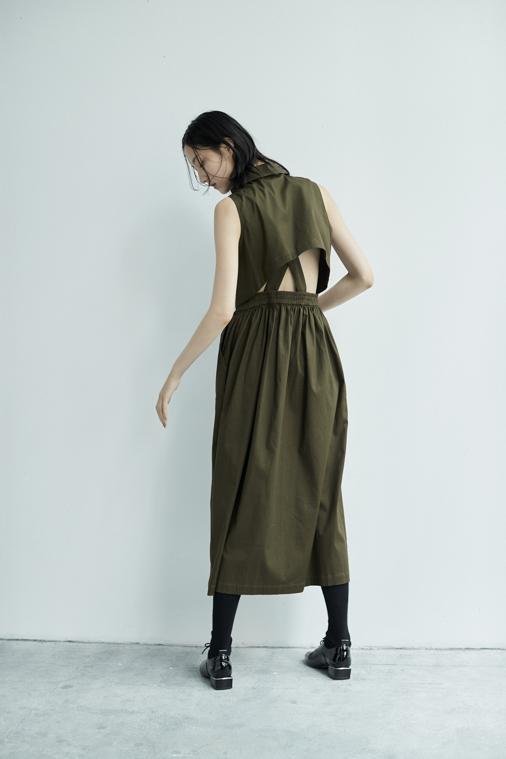 不對稱翻領吊帶裙