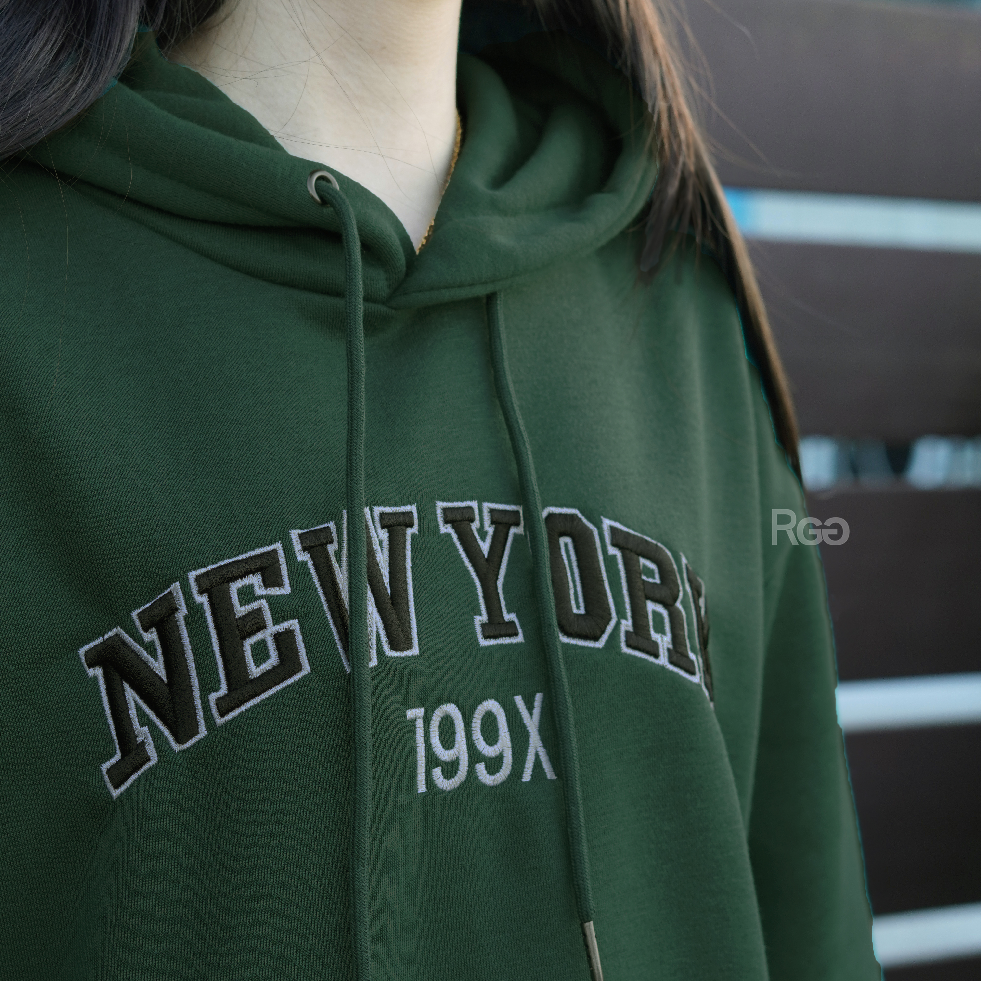 女模穿厚磅內刷毛刺繡 New York 帽T綠色細節照
