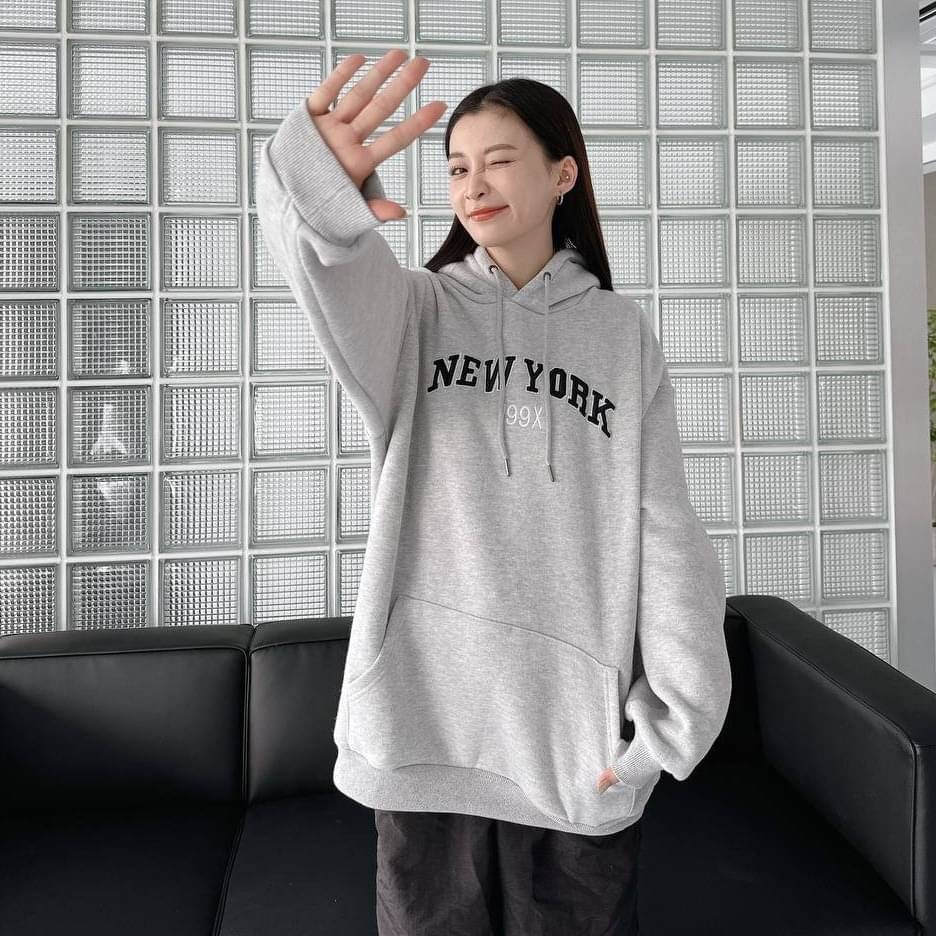 女模穿厚磅內刷毛刺繡 New York 帽T淺灰色穿搭照