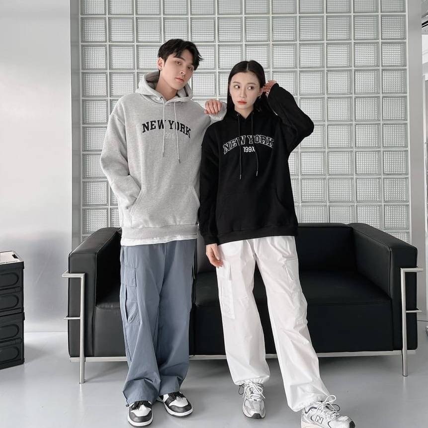 女模穿厚磅內刷毛刺繡 New York 帽T黑色和男模穿厚磅內刷毛刺繡 New York 帽T淺灰色穿搭照